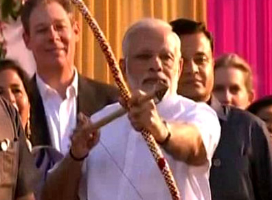 Bow fails, PM Modi throws arrow at Ravana with a smile, Watch Video